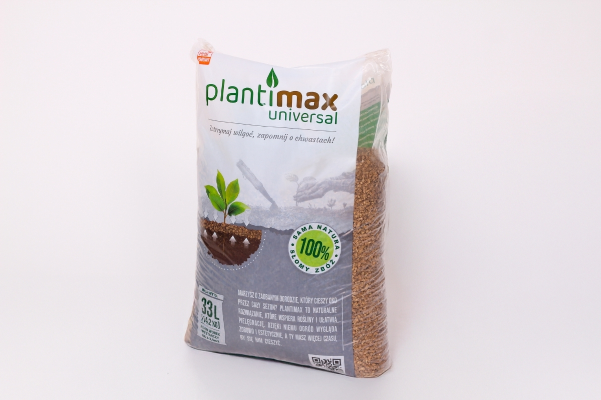 Worek ściółki Plantimax Universal 33 l z kruszonem ze słomy zbóż na jasnym tle.
